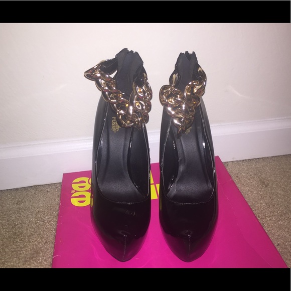 Shiny Black High Heels &Gold Chain - Picture 3 of 6